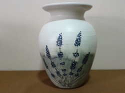 Keramická váza, motiv levandule